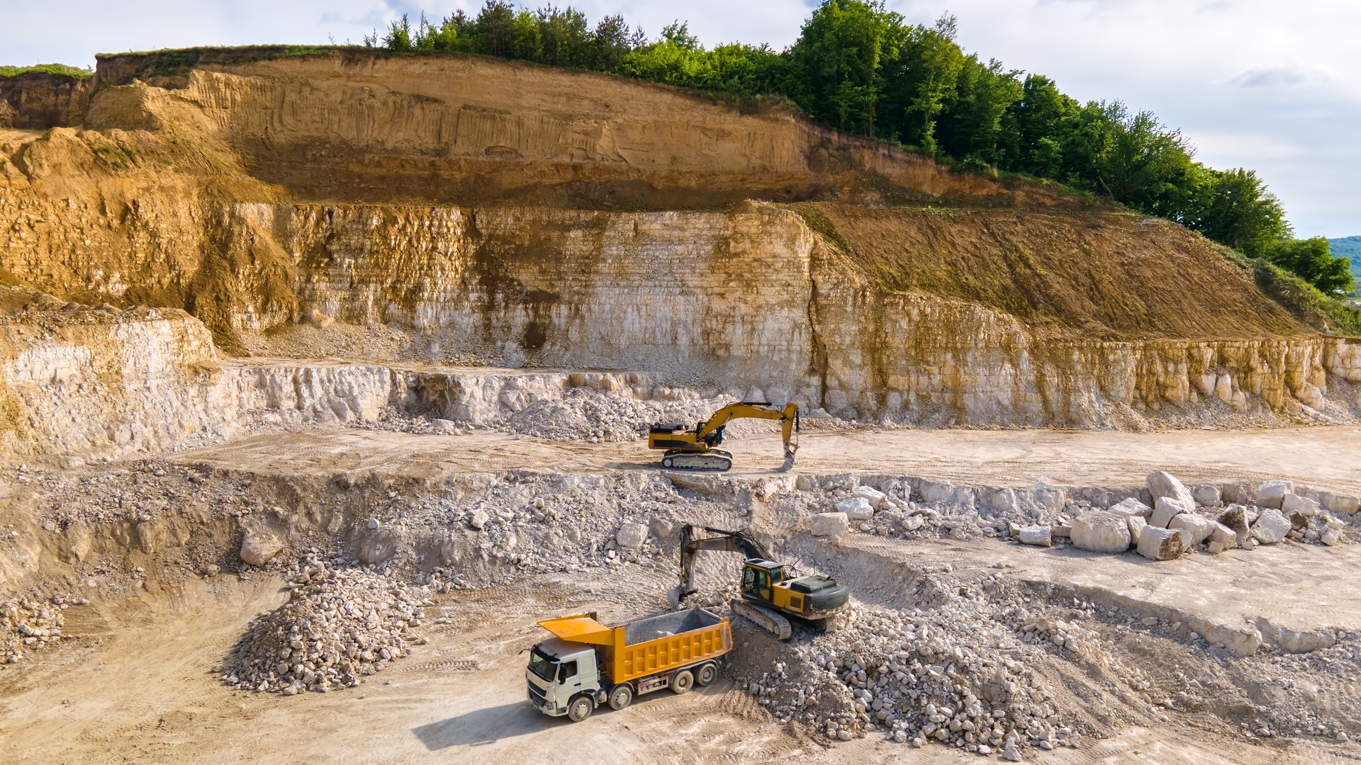 Excavator in a quarry — the real cost of equipment theft and downtime